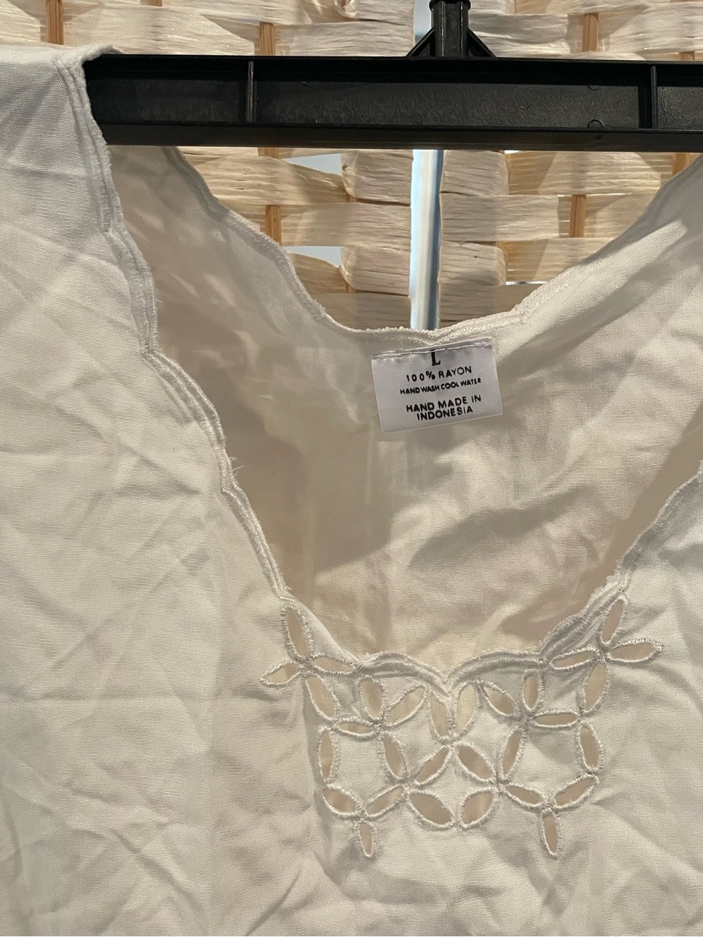 Sleeveless White Embroidered V-Neck Camisole - Picture 2 of 5